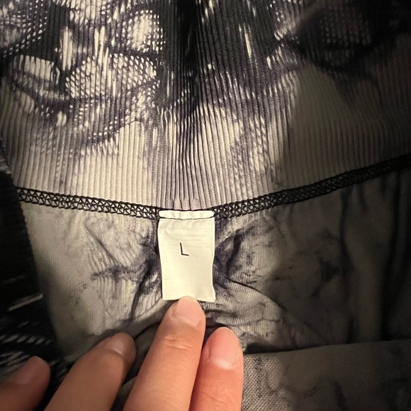 Marble butt scrunch workout shorts size L - Picture 2 of 4